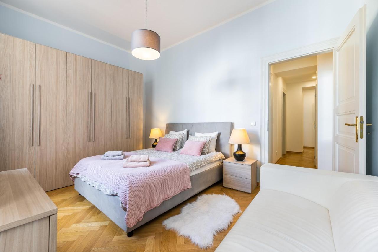 Apartamento Big Bright Two-bedroom In Old Town *