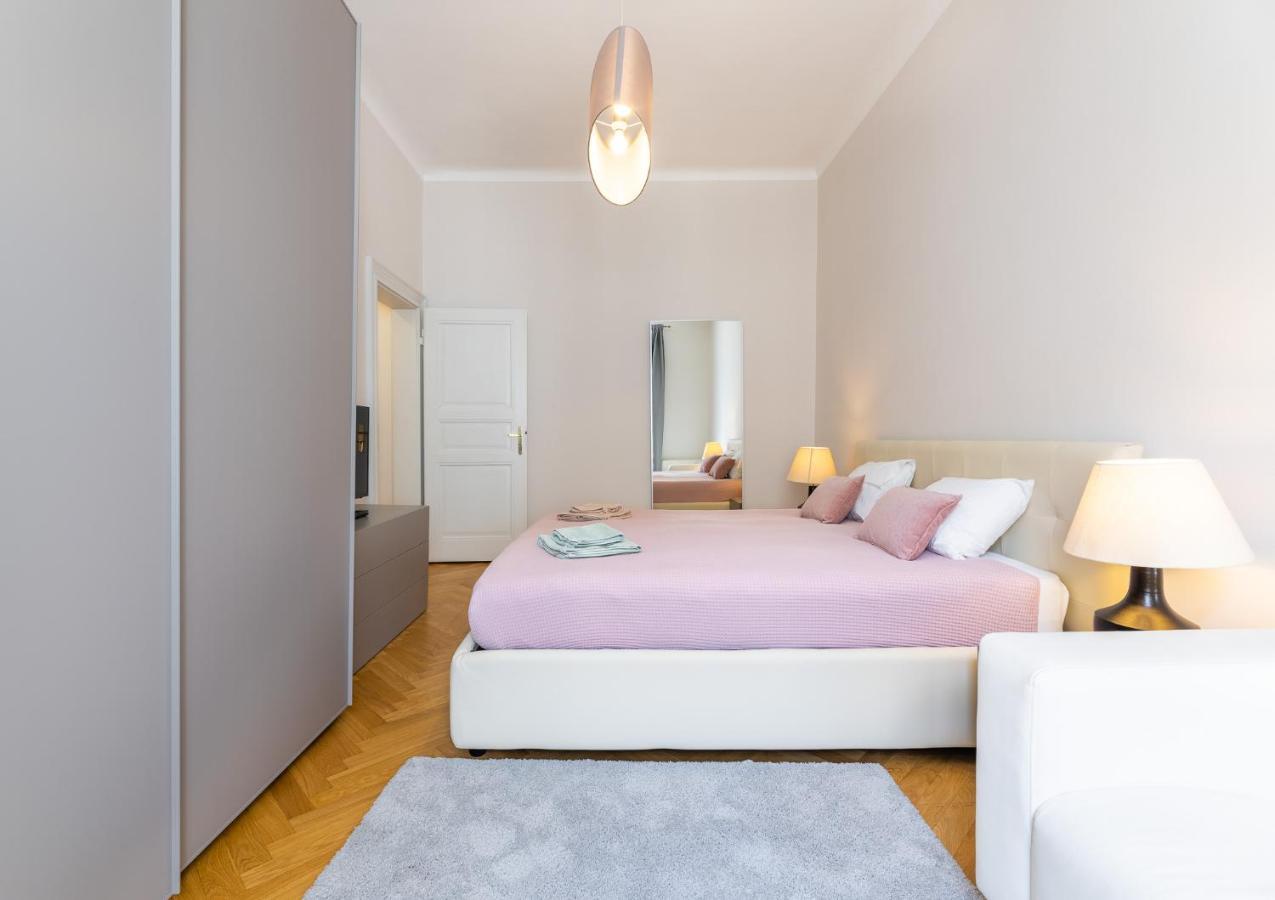 Big Bright Two-bedroom In Old Town * Praga