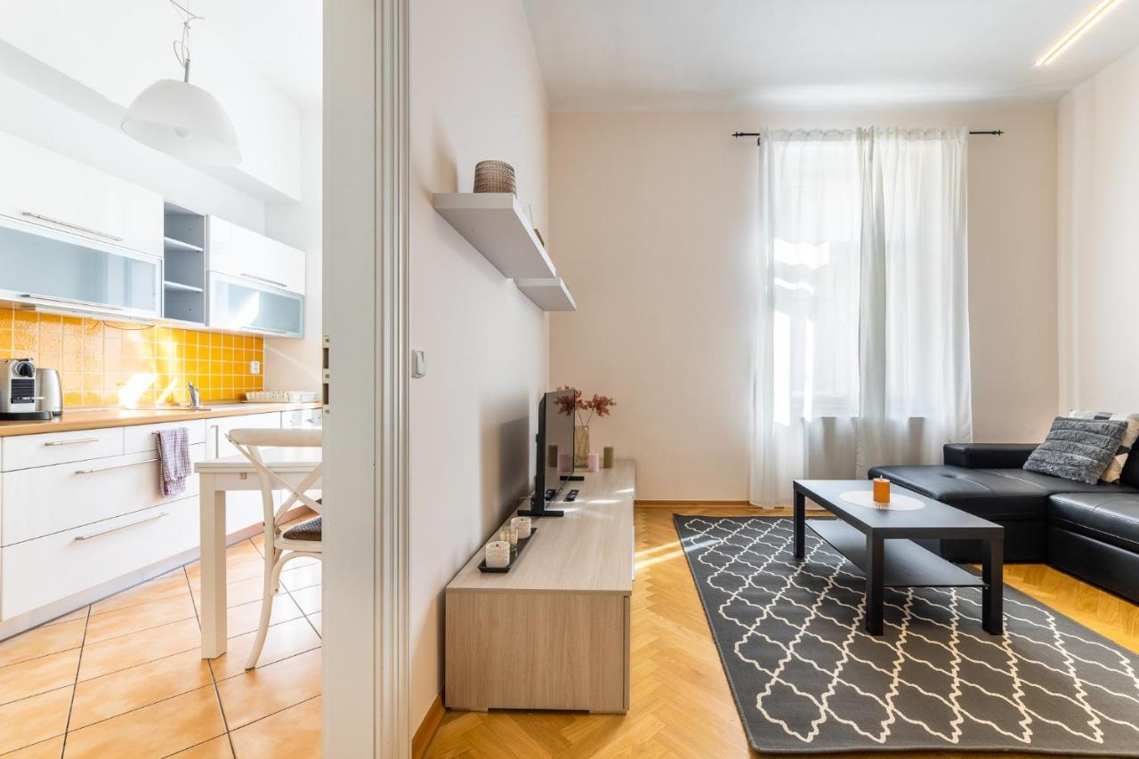 Big Bright Two-bedroom In Old Town Apartamento