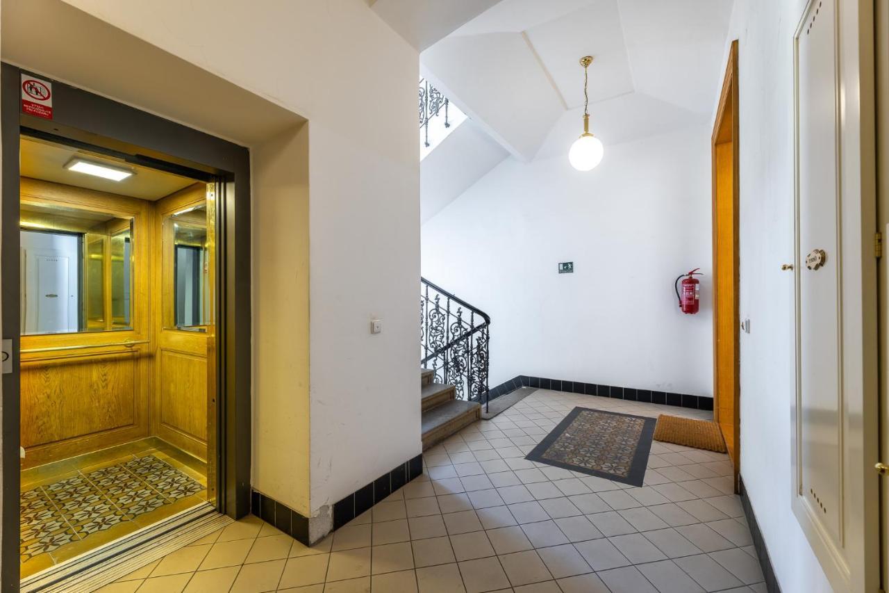 Big Bright Two-bedroom In Old Town Praga