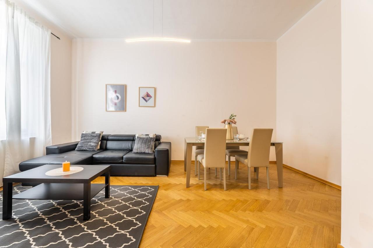 Big Bright Two-bedroom In Old Town Apartamento