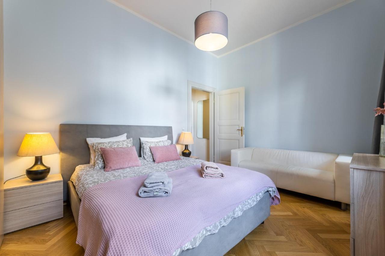 Big Bright Two-bedroom In Old Town Apartamento