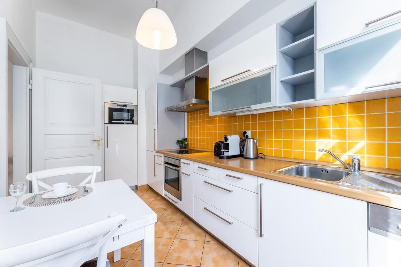 Big Bright Two-bedroom In Old Town * Praga